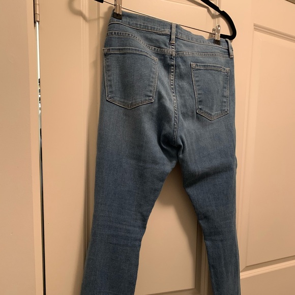 FRAME le skinny de jeanne distressed 💙💙